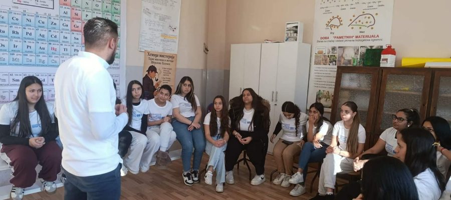 Između-škole-i-rane-udaje-Cover